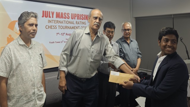 কোচ নেই অনুশীলন নেই তবুও গ্র্যান্ডমাস্টার হওয়ার স্বপ্ন সাকলাইনের