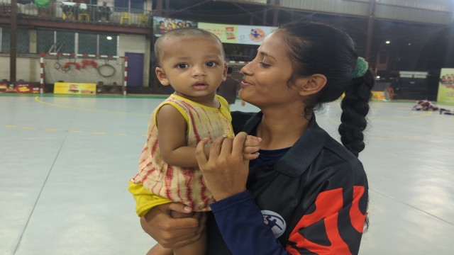 দুধের শিশুকে নিয়ে হ্যান্ডবল মাঠে লড়াকু তানজিমা